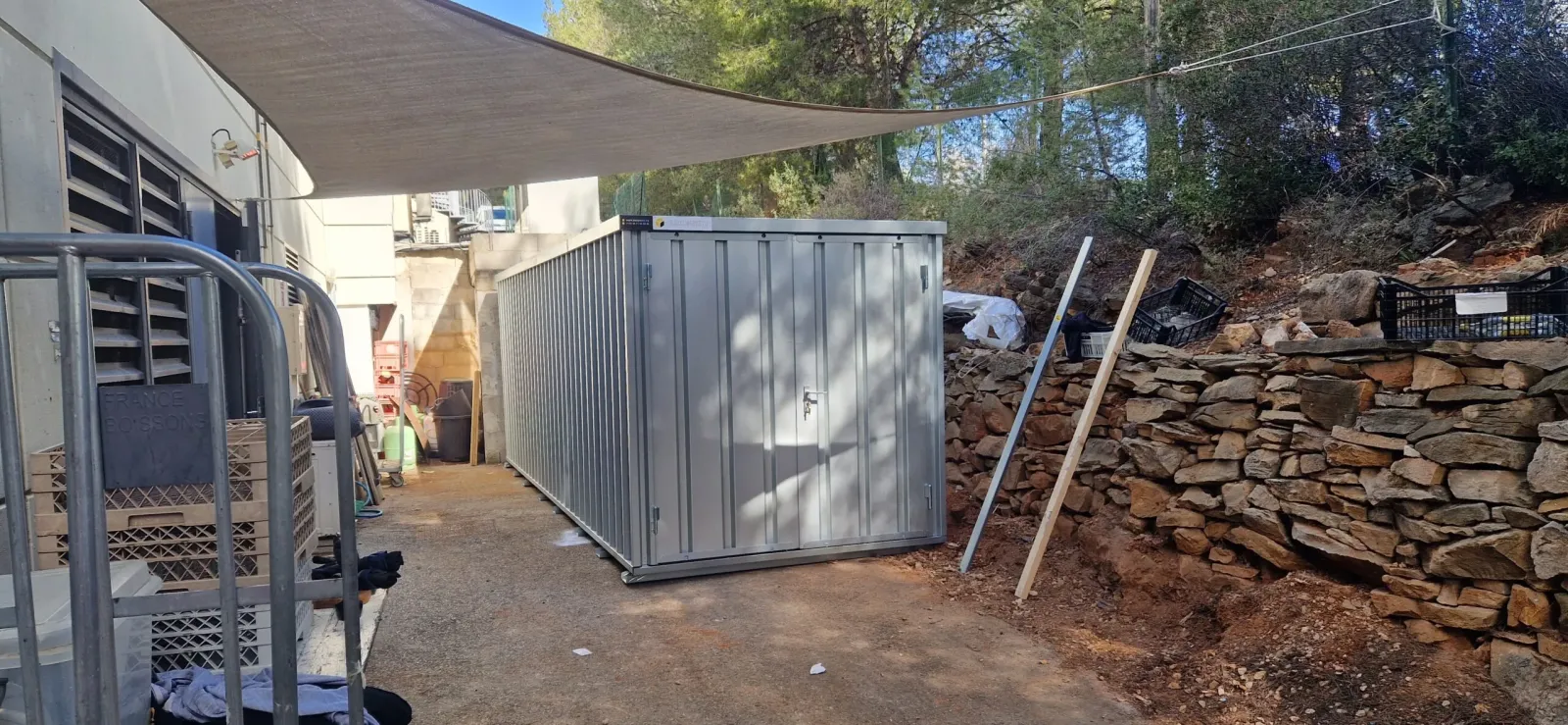 Installation d'un container Boxenkit sur terrain plat sans fondation