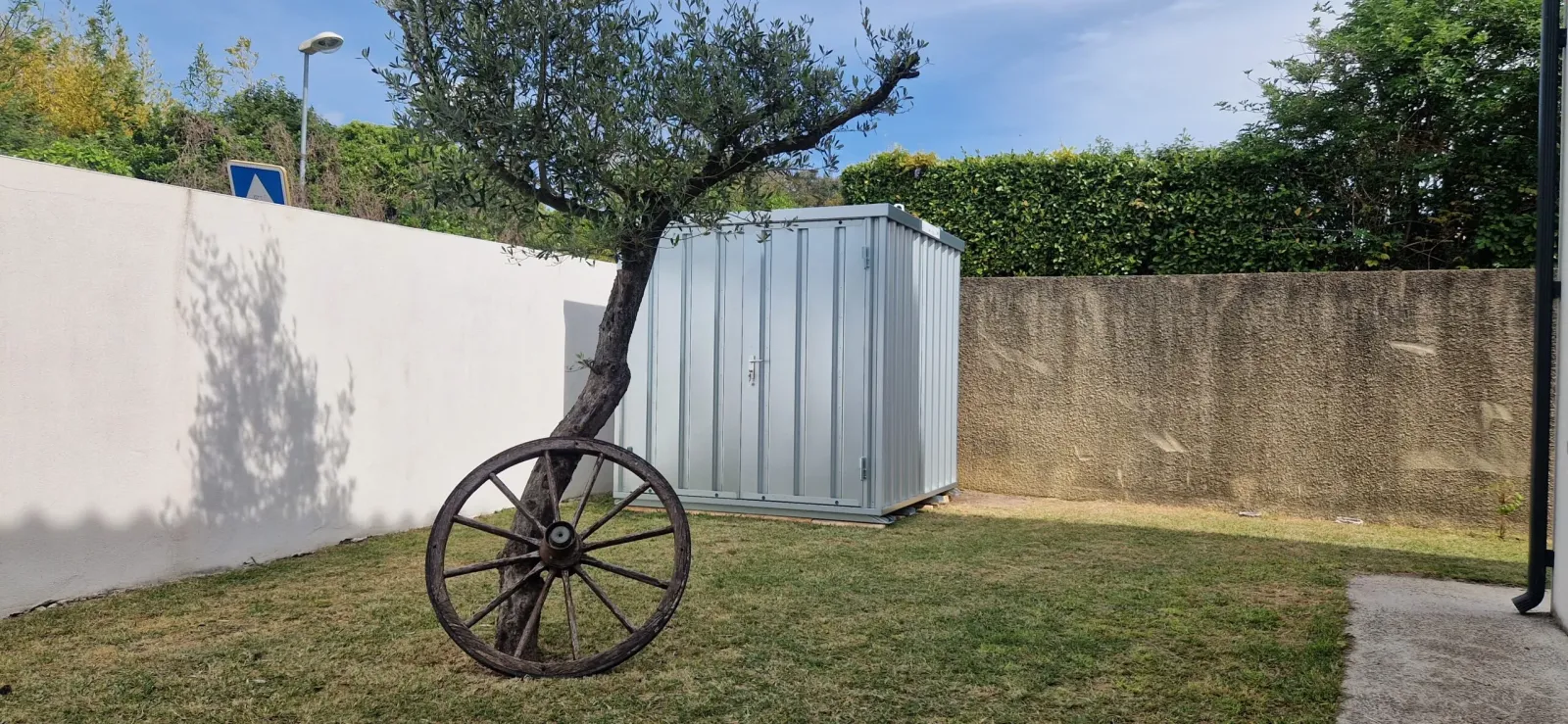Livraison container démontable Boxenkit par camion semi-remorque avec chariot élévateur