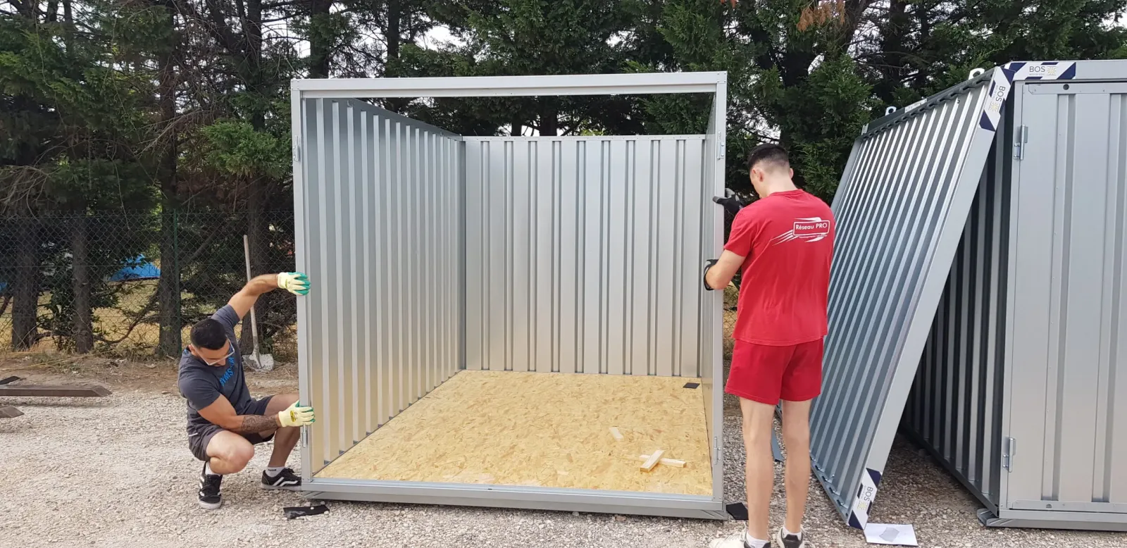 Container démontable utilisé comme abri de jardin sécurisé pour rangement extérieur