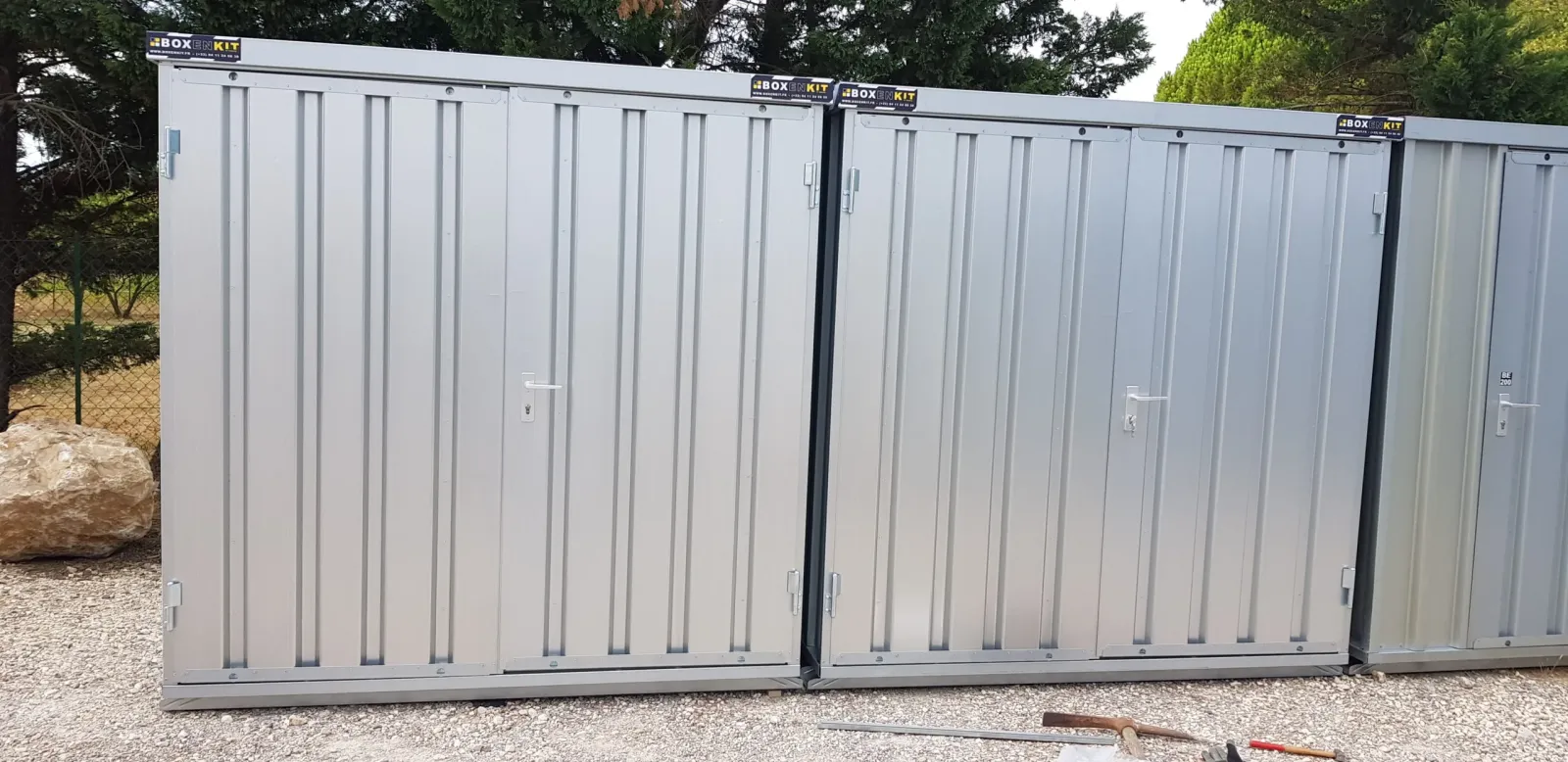 Container démontable Boxenkit en acier galvanisé installé en extérieur, résistant aux intempéries